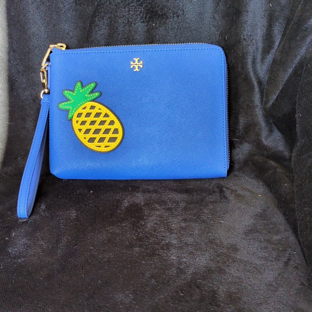Tory Burch Robinson Pineapple Large Wristlet in Jewel Blue Saffiano leather.​